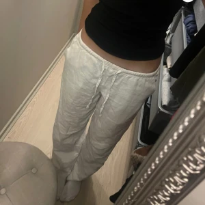 Vita linnebyxor från Gina Tricot - Säljer ett par vita linnebyxor från Gina Tricot med låg midja och snören ❣️