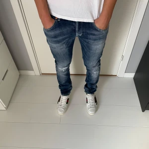 Dondup jeans - Tja! Säljer nu dessa extremt feta dondup jeansen! Dondup jeansen är i fint skick! Modellen på bild är 177! Nypris 4000+! Skriv vid bilder eller frågor! Vid snabbaffär=bättre pris