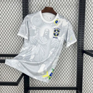 Vit Brasilien fotbollströja CBF - Snygg vit fotbollströja från Brasilien med CBF-emblem på bröstet och detaljerat grafiskt tryck med motiv av Kristusstatyn och brasilianska symboler. Kortärmad modell i lätt och ventilerande material, perfekt för match eller träning.