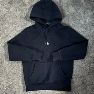Ralph Lauren hoddie - Fin Ralph Lauren hoodie i helt nytt skick✅ Storlek XS men kan även passa S 100%äkta