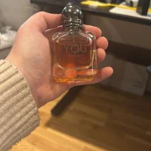 Swy intensly - Nytt skick. Box och allt kommer med. 28/30ml kvar. Köpt ifrån parfumdreams för runt 590kr säljer för 499 pris diskuterbart. Batch code på bild 2.köper man får man med 2ml av valfri parfym i min kollektion. Kom gärna med frågor!