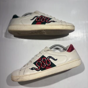 Gucci skor - Hej! Säljer nu mina skor från märket Gucci , storlek 42 bra skick, allt på bilden ingår. Tveka inte på att höra av dig om du har frågor eller funderingar kring skorna! 