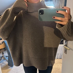 SoftGoat polotröja  - Stickad tröja med polo från SoftGoat, endast använd 2 gånger så i mycket bra skick! Står storlek L i den men skulle mer säga att den är som en M. 