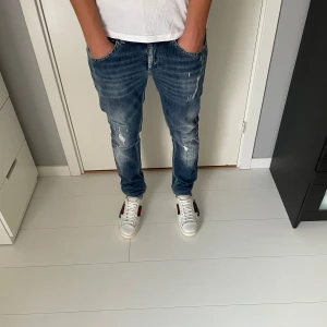 Dondup jeans - Tja! Säljer nu dessa extremt feta dondup jeansen! Dondup jeansen är i fint skick! Modellen på bild är 177! Alla slitningar är orginal från fabrik=design!  Nypris 4000+! Skriv vid bilder eller frågor! Vid snabbaffär=bättre pris
