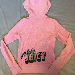  Juicy Couture hoodie - Säljer denna rosa juicy couture hoodie med unikt tryck på ryggen i storlek XS✨syns att den är använd och man kan se lite slitage på ärmarna, se sista bilden. Köpt secondhand.
