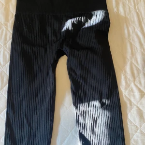 träningstights - Knappt använda. räfflade träningsbyxor