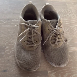 Vita sneakers från Nonation, strl 41 - Säljer ett par vira sneakers från Nonation i storlek 41. Skorna har snörning, rund tå och ovandel i textil med meshstruktur. Sulan är vit och platt, perfekt för en avslappnad stil. Enkla att matcha med det mesta och riktigt sköna på foten.