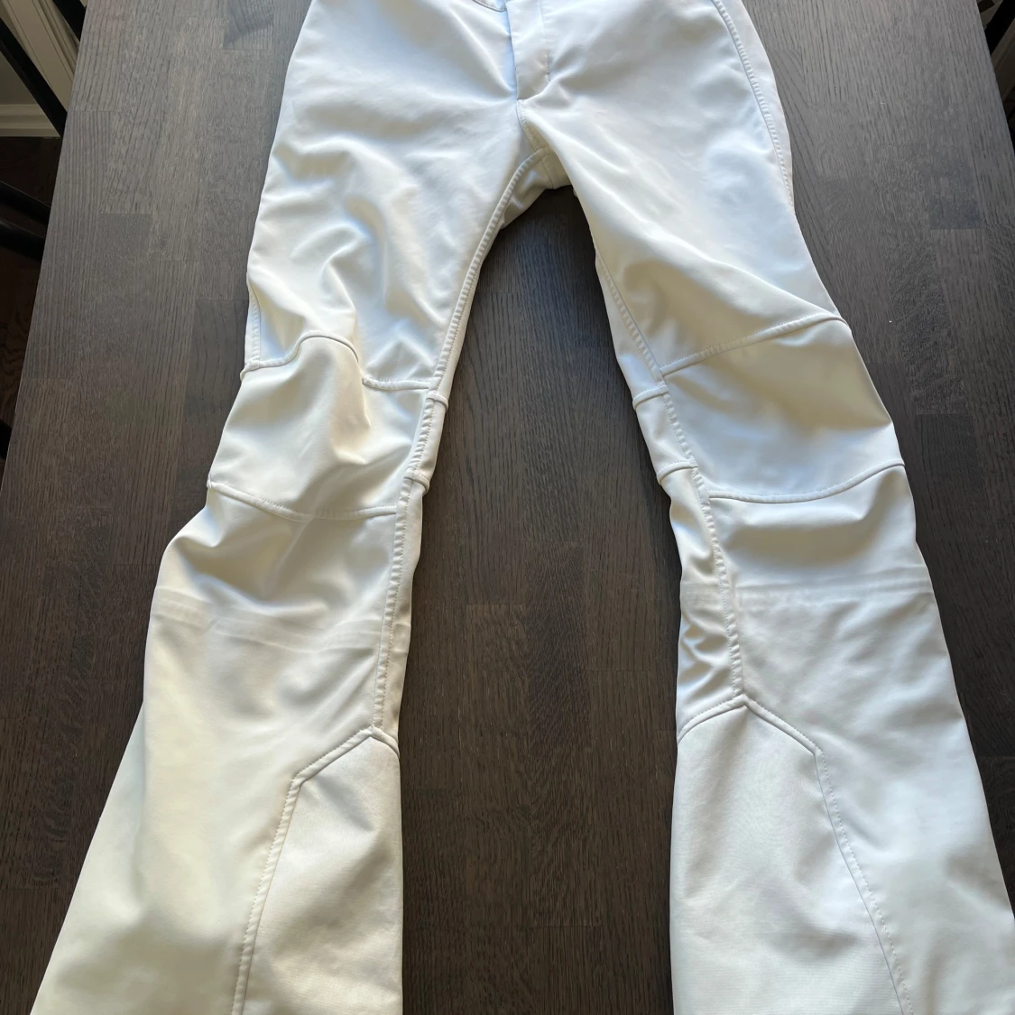 Vita täckbyxor med markerade sömmar