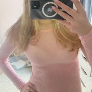 Rosa ribbad långärmad tröja H&M XS - Supersöt ljusrosa ribbad tröja från H&M i storlek XS. Tröjan har lång ärm, rund halsringning och är figurnära i modellen. Perfekt att styla med jeans eller kjol för en chill och trendig look.