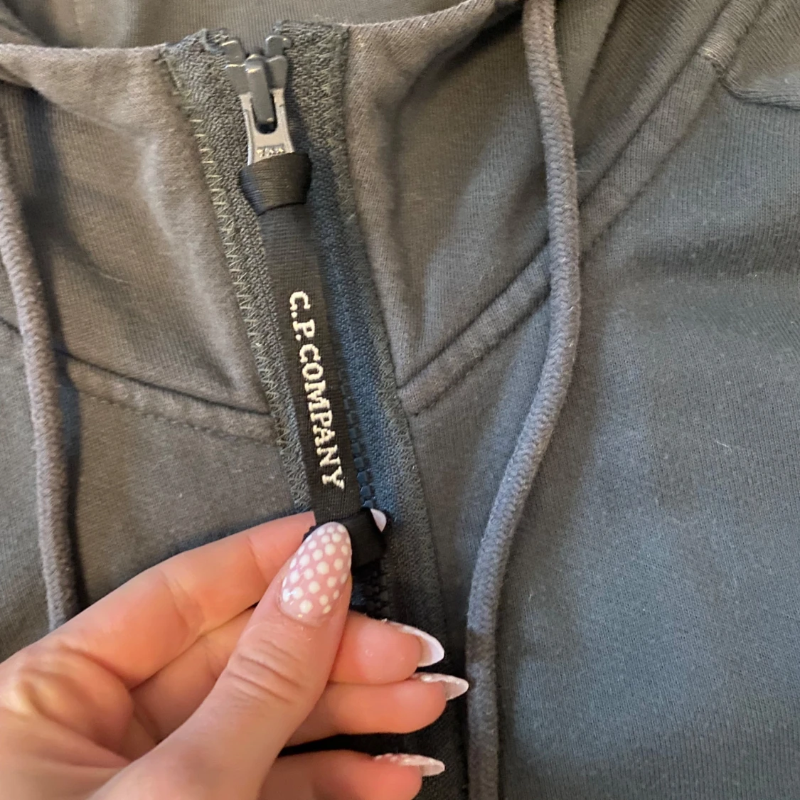 Grå hoodie från C.P. Company - 1