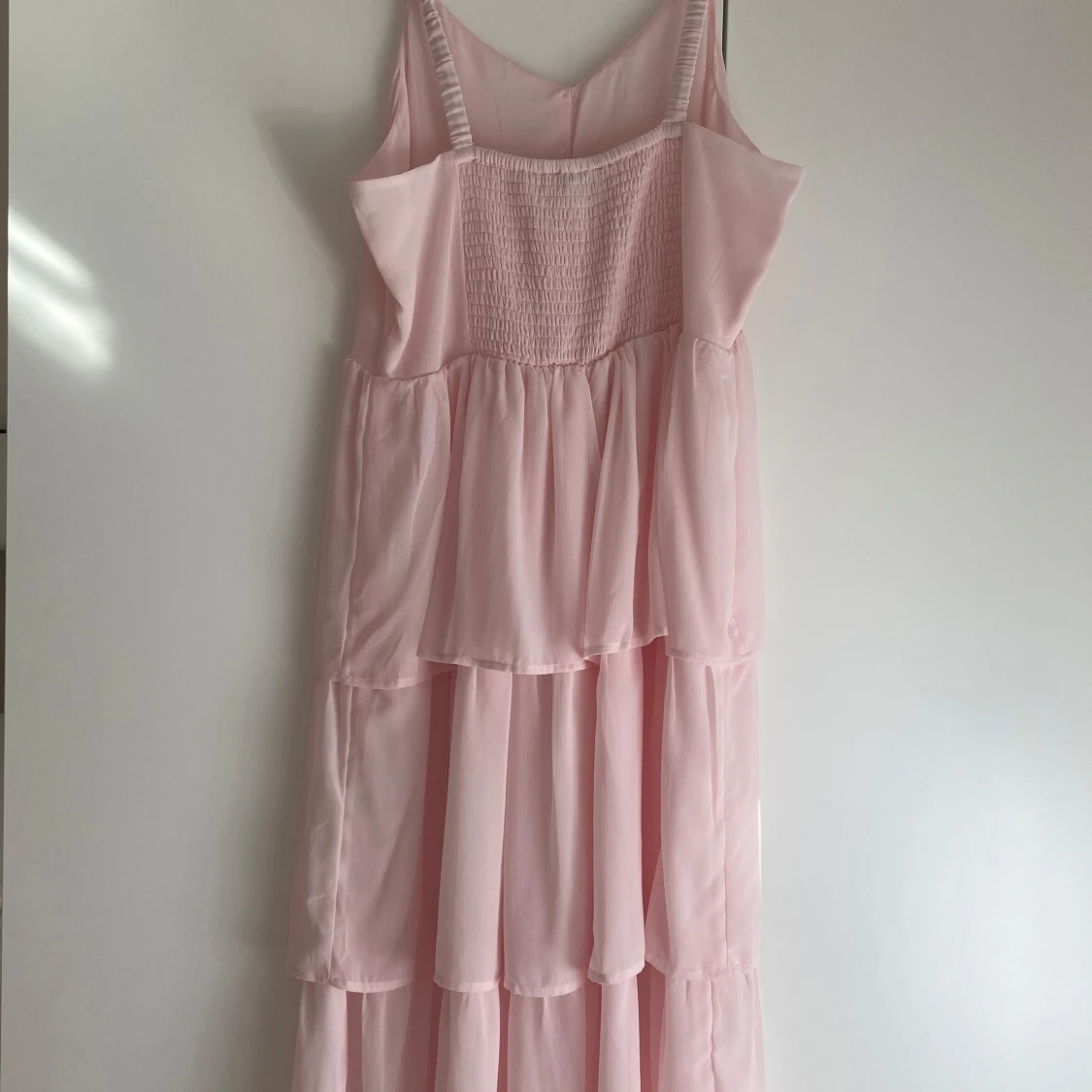 Ljusrosa långklänning med volanger - 1