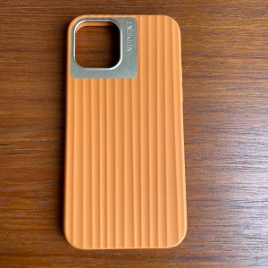 Mobilskal Nudient - Mått: 15x7 cm Nyskick Nypris: 400 Till iPhone 13 pro/Iphone 14 . Är jag 99 % säker på