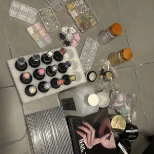 Stort nagelkit  - Nagel produkter från bano beauty miss fancy och Luu nails. Vissa grejer är helt nya o resten är knappt använda. Köpte själv allt för cirka 10000. Man kan köpa grejer separat också. Fynda på.