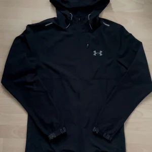 Under Armour Vanish Jacka - Svart Under Armour jacka i storlek S. Ganska bra skick, Använt endast under våren. Kommer med tags, kvitto samt orginell dustbag. Priset är inte satt än så skriv gärna på! 💯💬