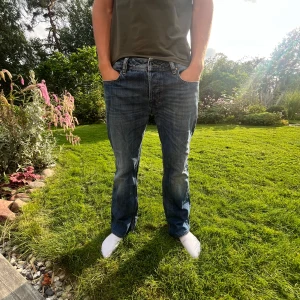 Blå jeans från Diesel  - Säljer ett par klassiska blå jeans från Diesel med snygga detaljer på bakfickorna och tydlig logga. Knappt använda, storlek L typ 💕