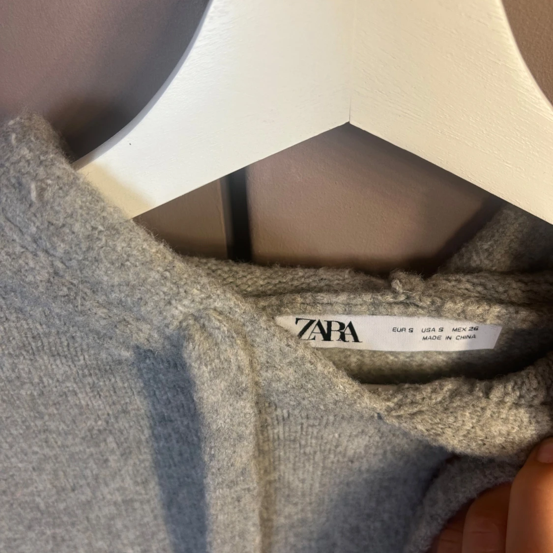 Grå stickad hoodie från Zara - 2