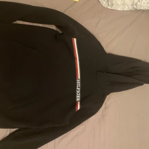 Tommy Hilfiger Hoodie  - Är i mycket bra skick, säljer pga av inte min stil, finns kvitto om det skulle behövas 