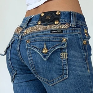 Miss me jeans - Miss me jeans i äldre modell, guld detaljer, Lågmidjade & bootcut💕hade gärna behållt därav priset💕 midjemått 79cm & innerben 84cm💕 stretchiga 💕 jag är 165