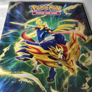 Pokémon Trading Card Game Samlarpärm - Cool samlarpärm fylld med Pokémonkort! Perfekt för dig som älskar Pokémon och vill utöka din samling med både klassiska och nya kort. Färgstarka illustrationer och många favoriter som Pikachu, Mewtu och Riolu. En grym pärm för både nybörjare och erfarna samlare.