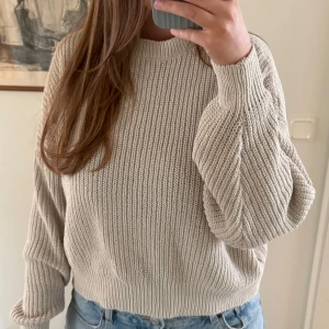 Beige stickad tröja från Vero Moda - Säljer denna stickade tröjan från Vero Moda🔥