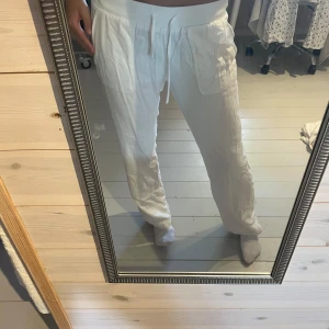 Vita linnebyxor från Nelly - Vita Linné byxor från Nelly i storlek M. Köpta här på Plick. Säljer få dom är lite för korta på mig som är 172