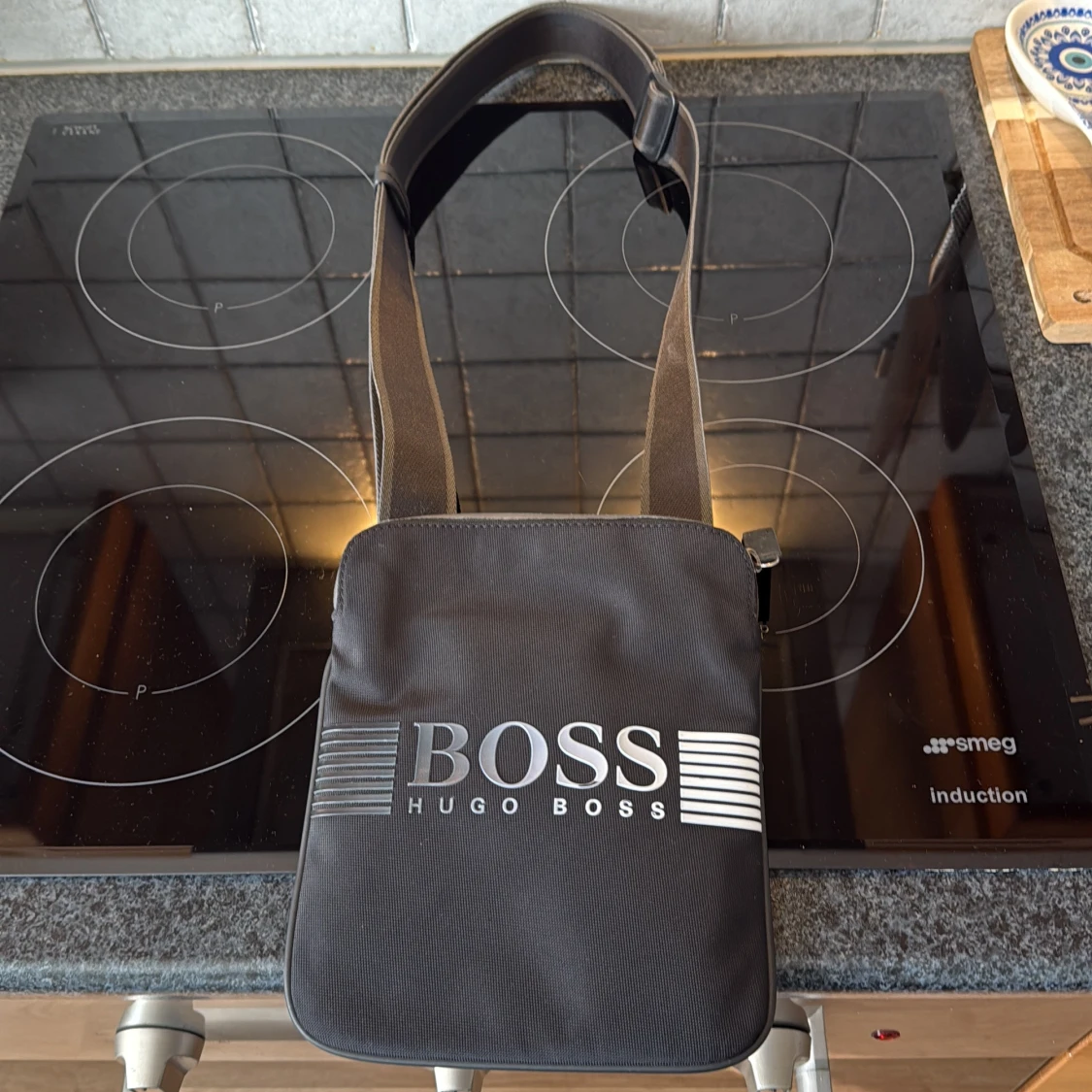 Svart axelväska från Hugo Boss