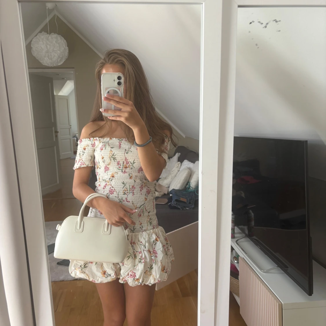 Beige handväska från mango