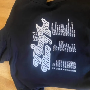 Hov1 hoodie/merch - Svart hoodie från Hov1 i storlek S! Köpte igår på hgb helt ny!! Köptes för 700 kr, skriv prisförslag