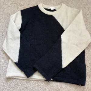 Blå och Vit stickad tröja Gina Tricot - Säljer en stickad tröja från Gina Tricot i storlek 146/152. Tröjan har ett snyggt grafiskt mönster i svart och vitt, rund hals och långa ärmar. Perfekt för dig som gillar stilrena kontraster och vill ha en mysig look. Säljs inte längre.