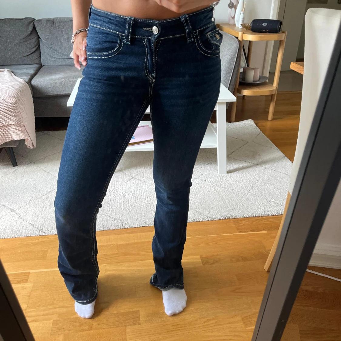 Mörkblå bootcut jeans med kontrastsömmar - 1