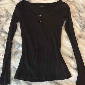 Svart ribbad långärmad topp Anna Field - Svart långärmad topp från Anna Field med ribbad struktur och rundad halsringning. Köpt ifrån Plick tror jag och har knappt använt den