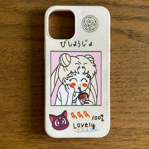 Sailor Moon mobilskal iPhone 12 mini - Gulligt iphoneskal i bra skick. Lite smått missfärgad på kanterna men detta syns knappt.
