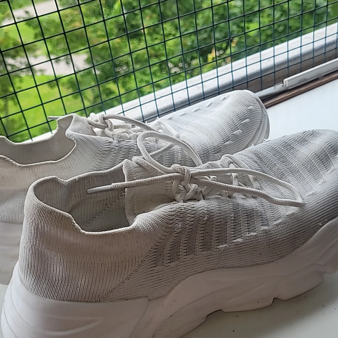 Vita chunky sneakers med stickad ovandel