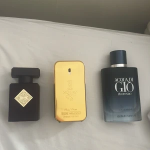 Tre parfymer: Tom Ford, 1 Million, Armani - Helt ny inito Säljer tre snygga parfymer: Tom Ford i mörkbrun flaska med guldfärgad etikett, 1 Million från Paco Rabanne i guldig metallflaska och Acqua di Giò Profondo från Giorgio Armani i matt mörkblå glasflaska. Perfekt för dig som gillar exklusiva dofter.