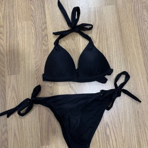Svart bikini  - Svart bikini set i stl S som är i väldigt bra skicks säljs för 150 kr. 