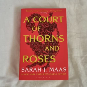 A Court of Thorns and Roses - En populär booktok fantasybok av Sarah J. Maas, första boken i acoutar serien. I bra skick, oanvänd, på engelska och för bra pris! Nypris runt 200 kr!
