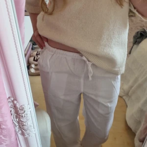 Vita linnebyxor - Snygga vita linnebyxor från Gina Tricot med låg/mellanhög midja och raka ben. Perfekta för sommardagar. Väldigt genomskinliga, sitter snyggt, endast använda få gånger och i bra skick. Tyvärr så är storlekslappen avklippen men original storlek är xs, men de är uppsydda längst ner så att de passar storlek 152! Perfekta för sommaren. Nypris runt 300 kr!