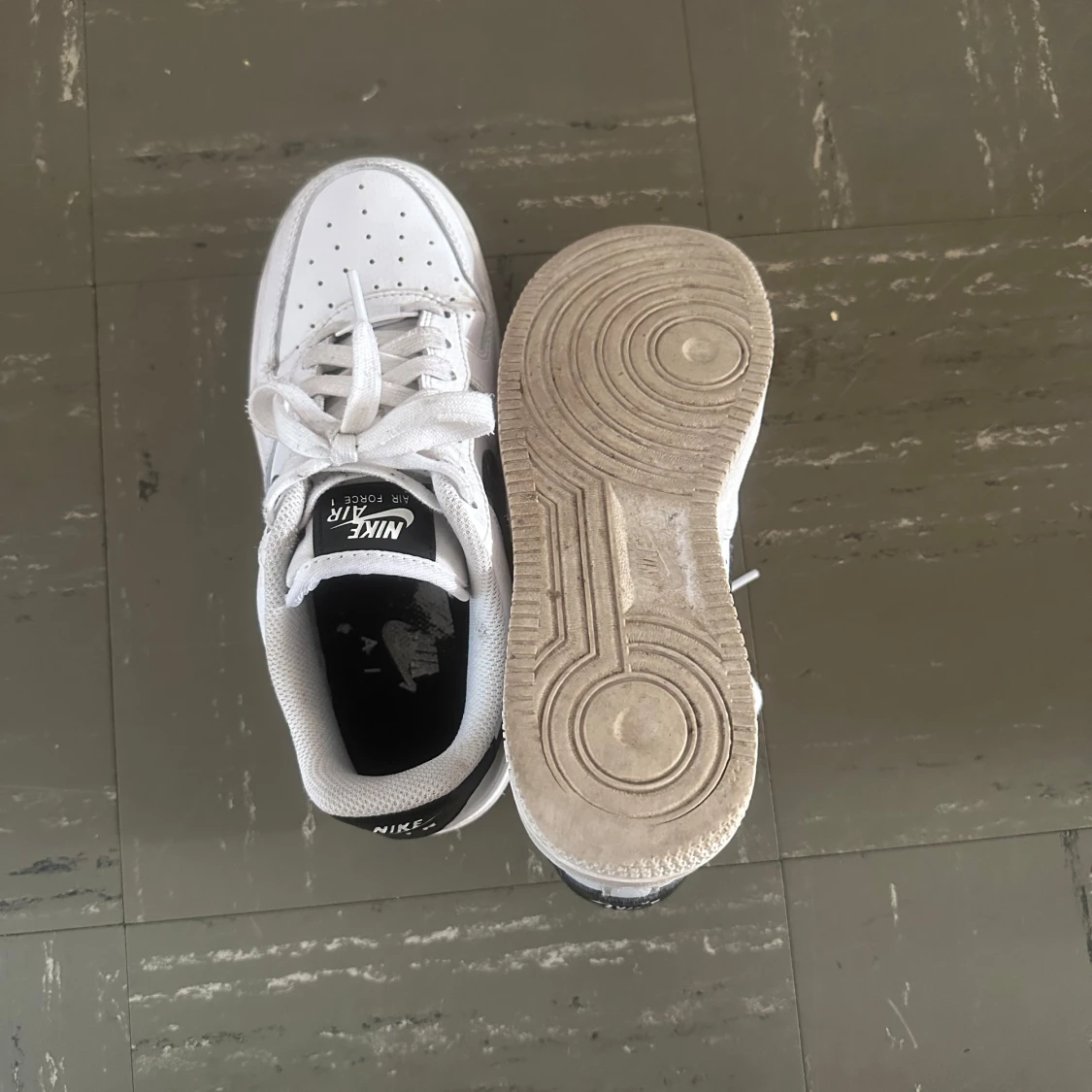 Nike Air Force 1 vita och svarta sneakers - 4