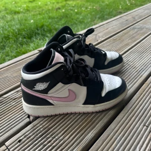 Nike Air Jordan 1 Mid svart/vit/rosa - Använda men är i fint skick. Lite creasade men absolut inte slitna. Pris kan diskuteras. Nypris: 2699kr. Mitt pris: 999kr