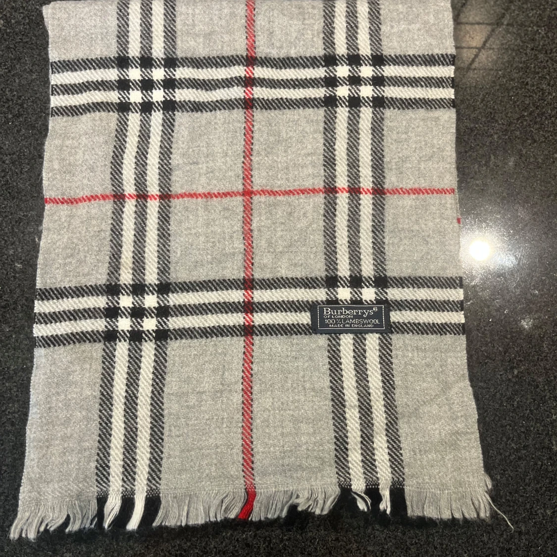 Burberry Halsduk | Rutig grå halsduk med röda linjer - 1