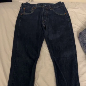 Levi's 501 mörkblå jeans W29 L32 - Säljer ett par klassiska Levi's 501 jeans i mörkblå tvätt. Modellen har raka ben.