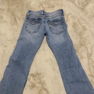 Ljusblå bootcut jeans med fickdetaljer - Säljer snygga ljusblå jeans med fickor, säljer då dom inte kommer till användning och är försmå pris kan diskuteras var inte rädd att ställa frågor💕