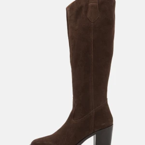 Stövlar  - Bruna mocka stövlar. Egna bilder fixas vid intresse, nypris 1200kr. Märke Anna field