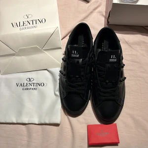 Valentino skor - Säljer nu mina valentino open  i väldigt bra skick. Säljs då jag behöver pengarna den med bäst bud får de. Ni får med allt som syns på bilden och sko lådan. Skriv för fler bilder eller andra funderingar 