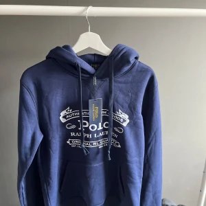 Mörkblå Ralphluaren hoodie - Skick 10/10 säljer den eftersom den var för liten Storlek M men skulle säga det är nästan en S Vid snabb affär så kan priset sjunka.