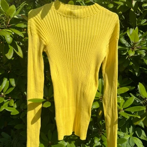 Gul ribbad tröja från & Other Stories - Gul ribbad mockneck från & Other Stories Paris Atelier. Väldigt stretchig!!!