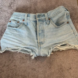 Levi's ljusblå jeansshorts med fransar - Snygga ljusblå jeansshorts från Levi's💞