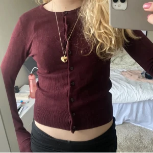 Vinröd kofta - Snygg vinröd kofta i storlek xs❣️perfekt mot kyligare dagar nu till hösten❣️ bilden är lånad från tjejen jag köpte den av, skriv om du undrar något❤️