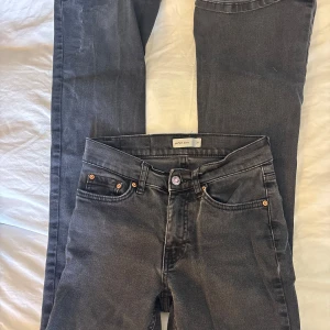 Svarta jeans från Gina tricot, stl 34 - Säljer ett par svarta jeans från Gina tricot i storlek 34. Klassisk femficksmodell med raka ben och snygg tvättad finish. Jeansen har normal passform och är tillverkade i mjukt denimtyg som sitter skönt hela dagen.