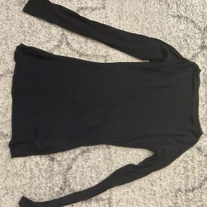 Svart Intimissimi tröja  - Den har 3 hål, de syns inte jättemycket när man har på sig den. Annars är den superfin! 